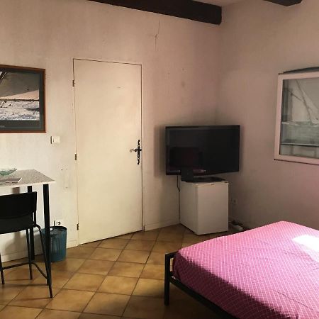 Chambre Climatisee Avec Sdb Privee Dans Une Villa Avec Piscine Ouverte D'Avril A Mi Octobre Marseille Luaran gambar