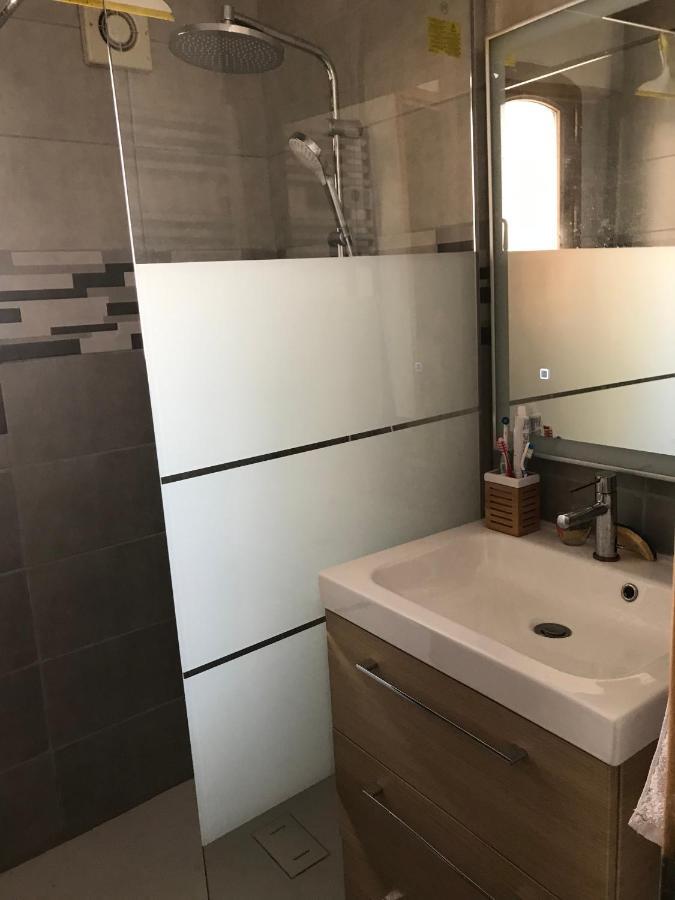 Chambre Climatisee Avec Sdb Privee Dans Une Villa Avec Piscine Ouverte D'Avril A Mi Octobre Marseille Luaran gambar